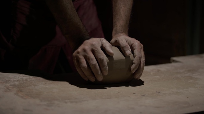 陶工大师的双手，在陶工转盘上工作，制作盘子