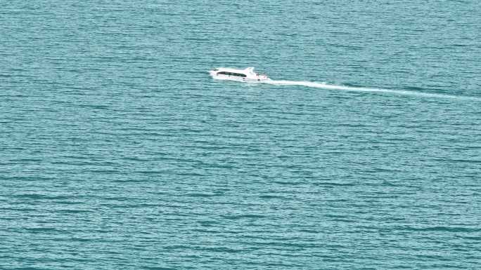 游艇在青海湖上飞驰 4K航拍