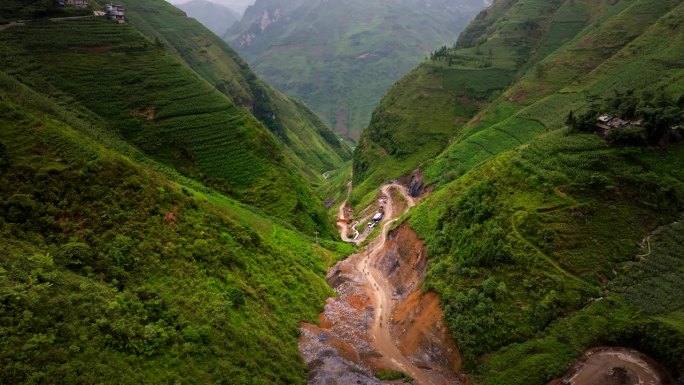 青翠的山谷在环线中舞蹈，自然与交通融为一体