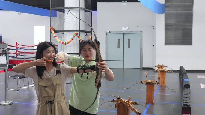 室内射箭馆重庆际华园射箭馆视频素材