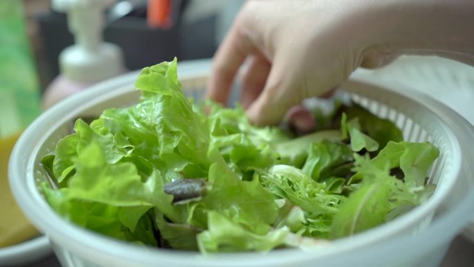 妇女在水里洗蔬菜。