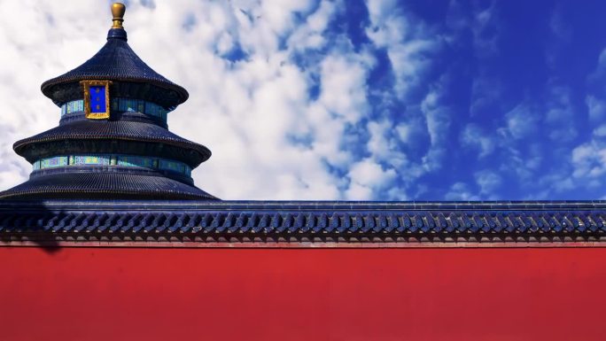 云在上空移动，游客参观故宫传统建筑，紫禁城，中国。中国的古代皇宫太和殿