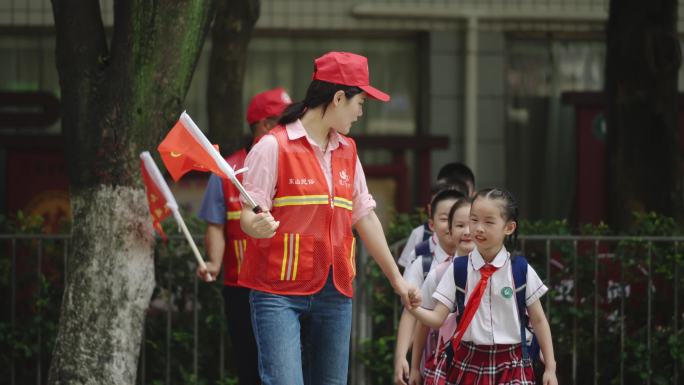 志愿者服务带领小学生过马路