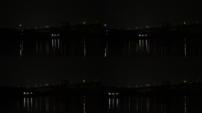 夜晚河面上的船