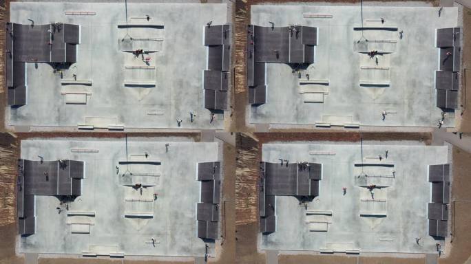 夏日里，青少年在城市公园里玩滑板和踏板车。孩子们在现代滑板场的设备上练习不同的技巧。积极健康的生活方