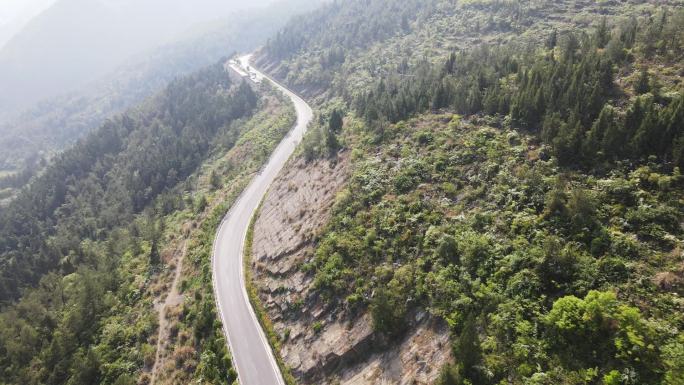 航拍行驶在公路上车辆
