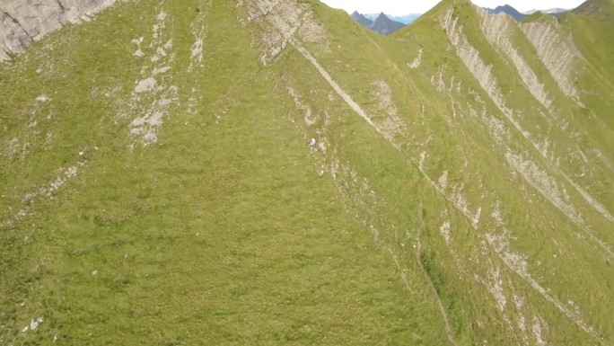 无人机在瑞士山上空飞行