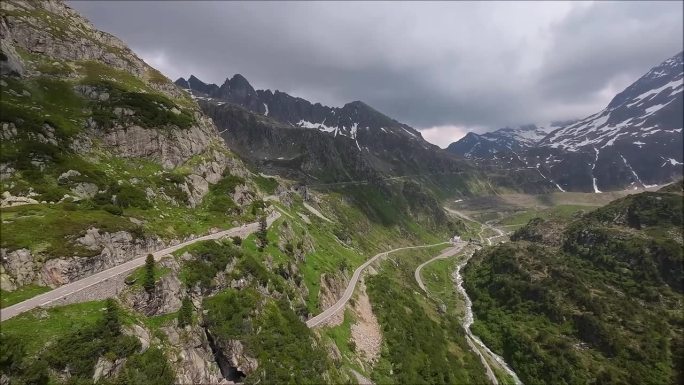 无人机在瑞士山上空飞行