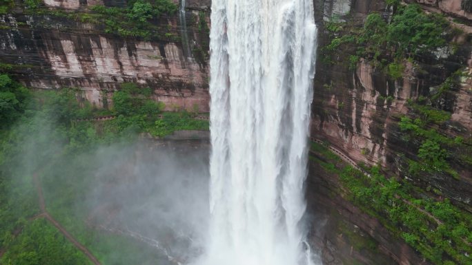 四面山雨季瀑布