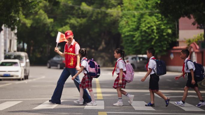 志愿者服务带领小学生过马路