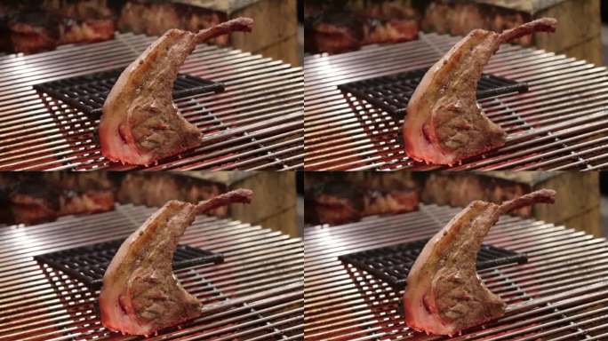 烤架上的烟熏烧烤排骨