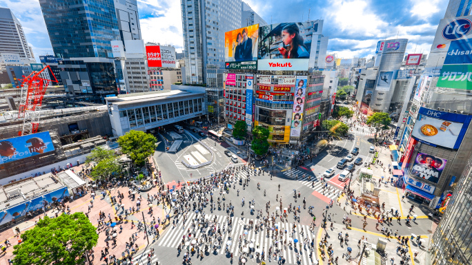 繁忙的日本东京涩谷十字路口白昼街景