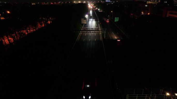 晚上高速公路车辆抛锚空中无人机警戒喊话