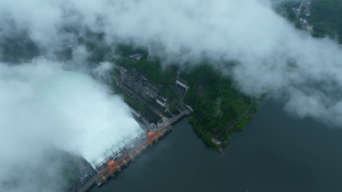 新安江水库泄洪云海风光