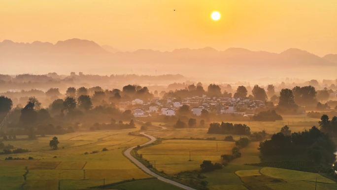 晨雾中的古村落