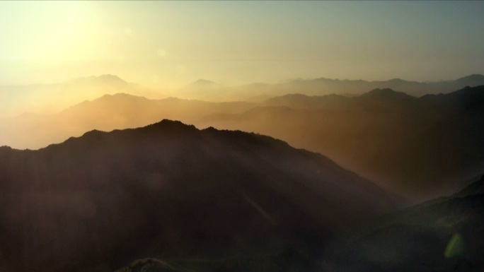 清晨阳光透过晨雾群山连绵