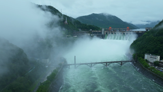 建德新安江水库泄洪风光