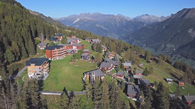 鸟瞰Riederalp，瑞士瓦莱州的无车山村。