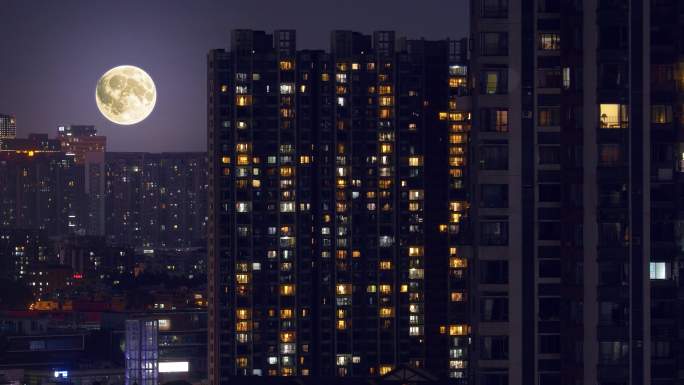 中秋节下班回家团圆聚餐赏月月亮