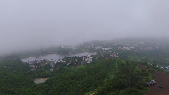 季风季节鸟瞰图。美丽的雾霭