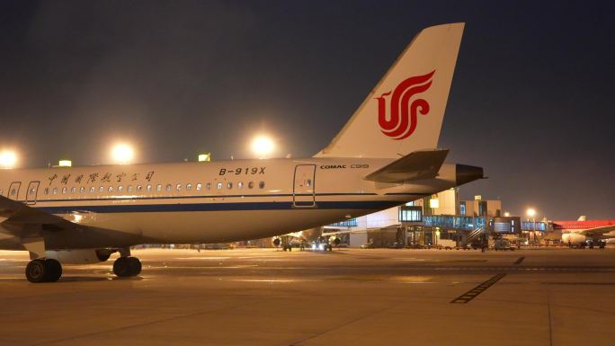 国产C919飞机夜间落地滑行起飞特写