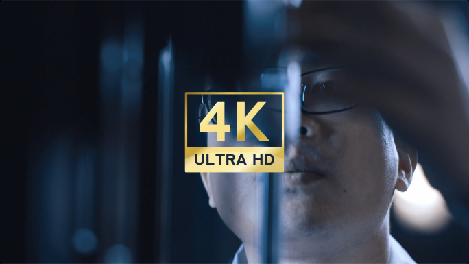 灯光科研研究室工作人员做实验