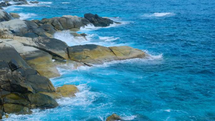 蓝色海水大海唯美海景海边海岸礁石岩石巨石