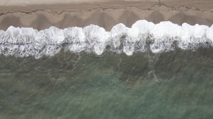 从空中俯瞰地中海的海浪