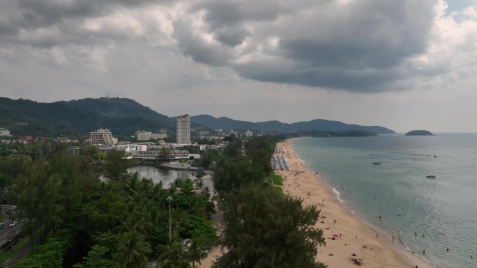 阴天普吉岛卡隆海滩湾航拍全景4k泰国