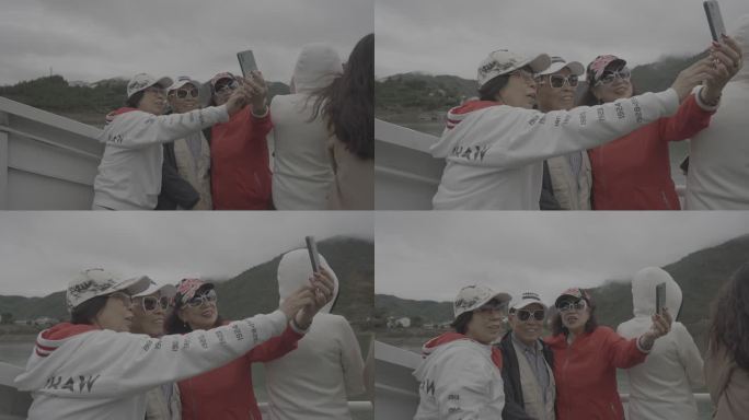 游客坐船游览景点