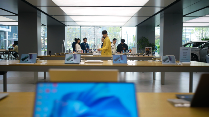 华为专卖店顾客买手机