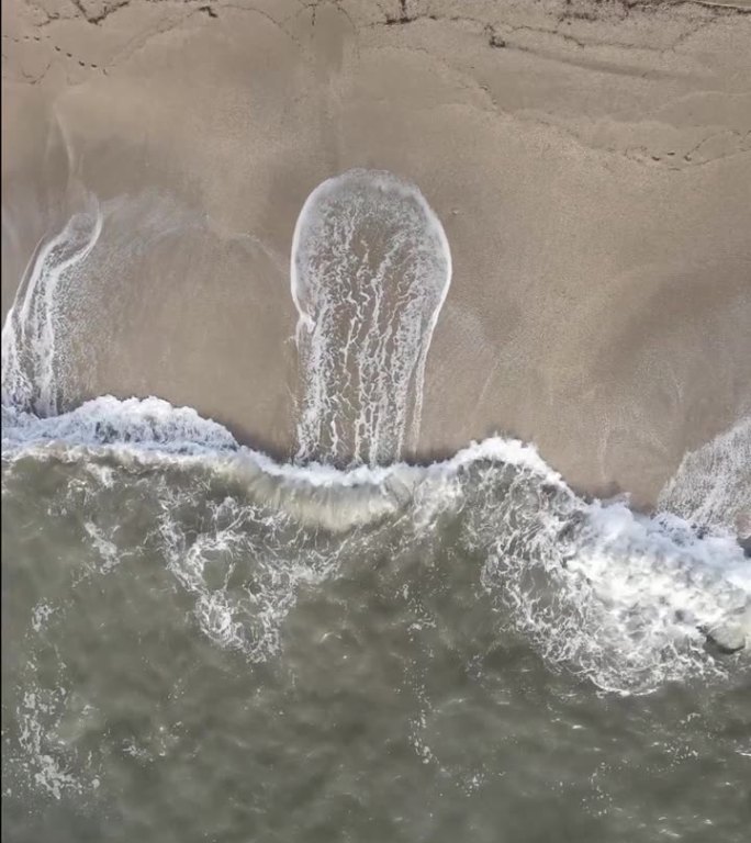 从空中俯瞰地中海的海浪