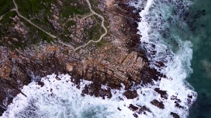 泡沫般的大西洋海浪冲击着崎岖的海岸线，从上到下