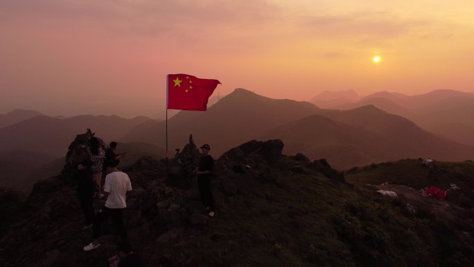 航拍风景福清大姆山草场日出国旗