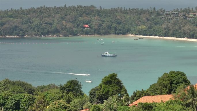 阳光明媚的日子普吉岛著名的卡塔海滩海岸线水上交通航拍全景4k泰国