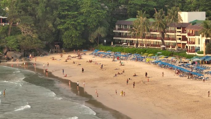 日落普吉岛著名的舒适的卡塔诺伊拥挤的海滩度假胜地外部航拍全景4k泰国