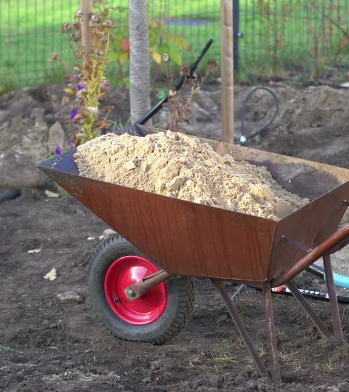 花园中独轮车的垂直视频，4k慢动作，60fps