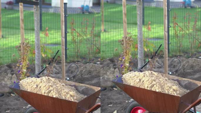 花园中独轮车的垂直视频，4k慢动作，60fps