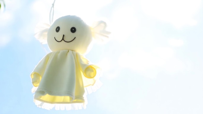 晴天娃娃特写挂在窗前 阳光明媚好心情