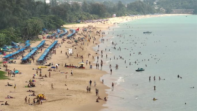 白天普吉岛著名的游客拥挤的卡隆海滩海岸线航拍全景4k泰国