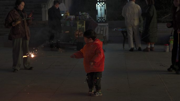小朋友玩烟花