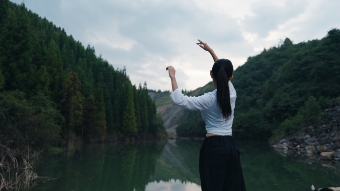 森林美女徒步旅行享受自然