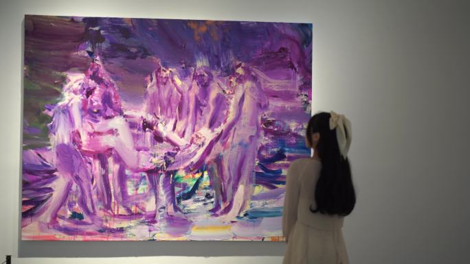 美女参观美术馆看美术作品女人欣赏艺术绘画