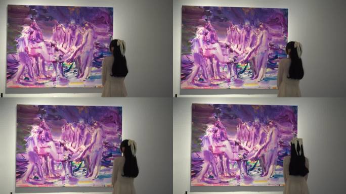 美女参观美术馆看美术作品女人欣赏艺术绘画
