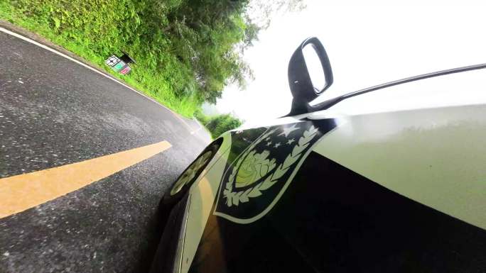 警车出动警车巡逻乡村巡逻主观特殊视角