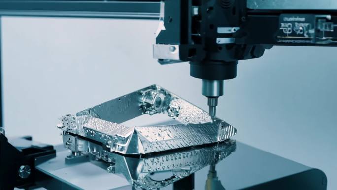 3D打印机正精准打印银色复杂零件