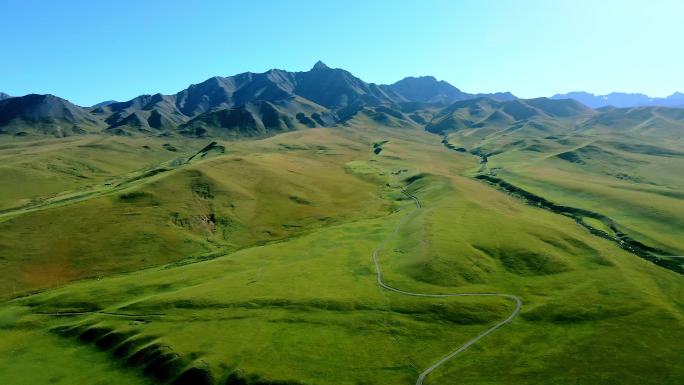 山脉高源牧场草甸河流大景航拍