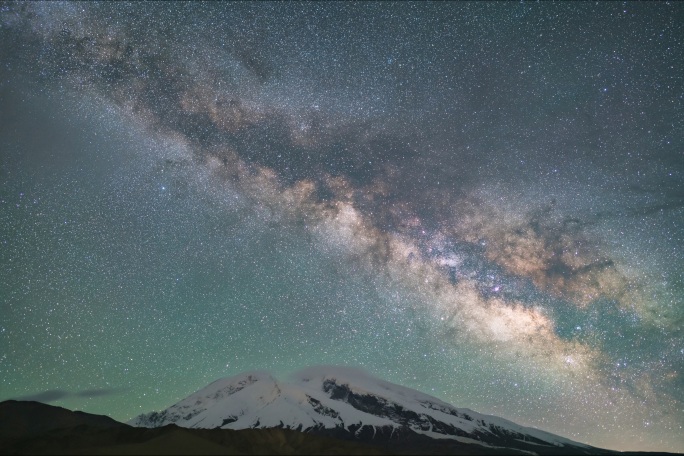 银河星空在雪山上升起 原创8K延时