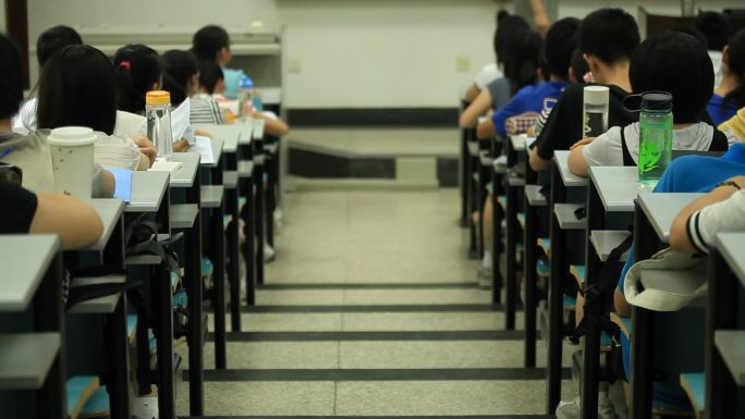 大学生 夏天 教室 上课 背影