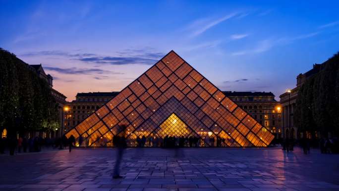 傍晚巴黎卢浮宫博物馆延时摄影城市地标建筑